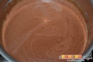 Canutillos de plátano, fundir y servir la salsa de chocolate con los canutillos
