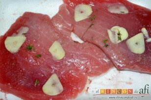 Filetes de atún rojo gratinados con mayonesa de pimientos del piquillo, marinar los filetes