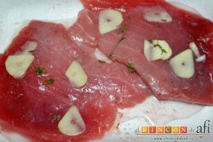 Filetes de atún rojo gratinados con mayonesa de pimientos del piquillo, añadir un poco de agua