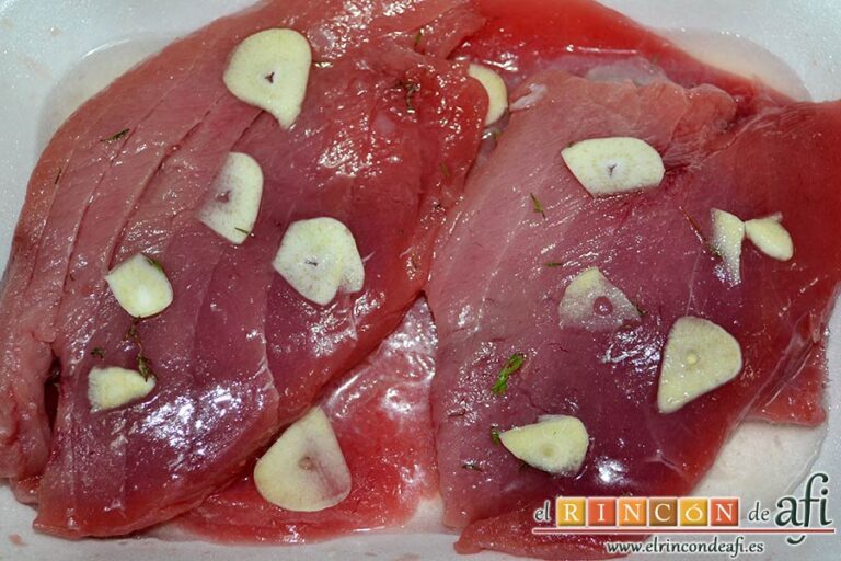 Filetes de atún rojo gratinados con mayonesa de pimientos del piquillo, hacer lo mismo con el resto de filetes