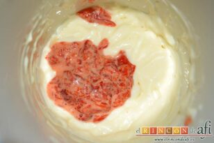 Filetes de atún rojo gratinados con mayonesa de pimientos del piquillo, añadir los pimientos confitados triturados