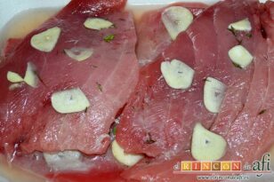 Filetes de atún rojo gratinados con mayonesa de pimientos del piquillo, sacar los filetes de la nevera