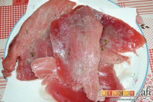 Filetes de atún rojo gratinados con mayonesa de pimientos del piquillo, retirar el marinado y secar