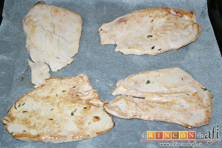 Filetes de atún rojo gratinados con mayonesa de pimientos del piquillo, poner los filetes sobre una bandeja de horno preparada