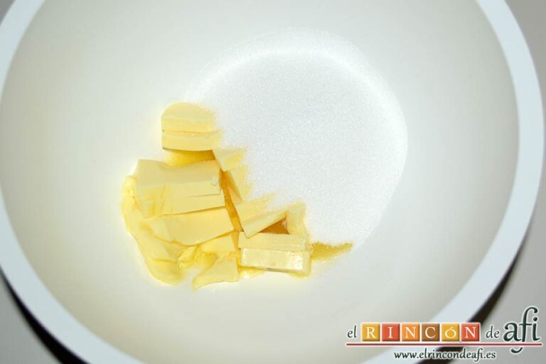 Pastel de coco con un toque de limón, poner en un bol la mantequilla y el azúcar