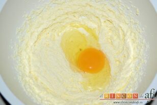 Pastel de coco con un toque de limón, añadir los huevos de uno en uno