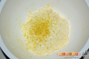 Pastel de coco con un toque de limón, añadir la ralladura de limón