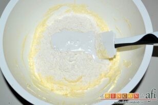 Pastel de coco con un toque de limón, añadir poco a poco la leche de coco y los ingredientes secos