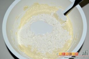 Pastel de coco con un toque de limón, mezclar poco a poco