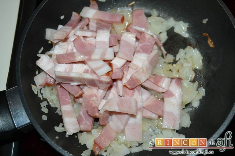 Tortilla a la carbonara, añadir el bacon troceado