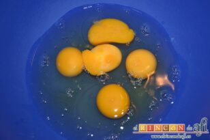 Tortilla a la carbonara, cascar los huevos en un bol