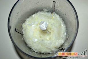 Albóndigas suecas o Köttbullar, picar la cebolla en un vaso triturador