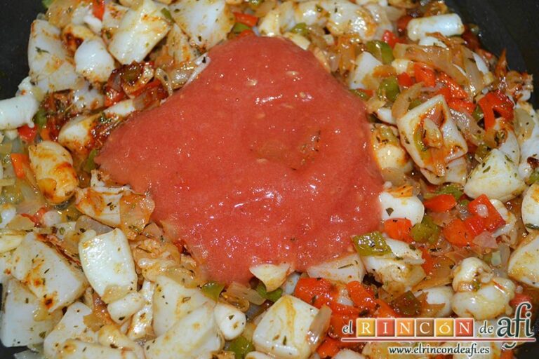 Empanada de chocos y zamburiñas, añadir el tomate triturado