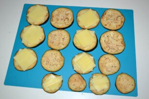 Emparedados de berenjena con queso y jamón, poner sobre las rodajas que van a ser la base un trozo de queso