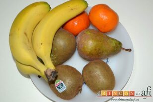 Frutas asadas y nata montada en copa, preparar las demás frutas