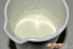 Mousse de mascarpone con mermelada de frambuesas, semimontar la nata con azúcar