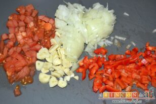 Sopa de ajo con papas, preparar los ingredientes del sofrito