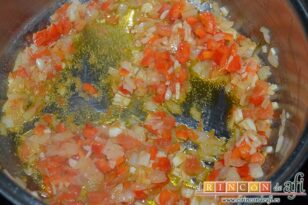 Sopa de ajo con papas, dejar sofreír hasta que la cebolla esté transparente