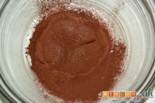 Bomba de chocolate y turrón, en otro bol tamizar el cacao, la harina y la sal