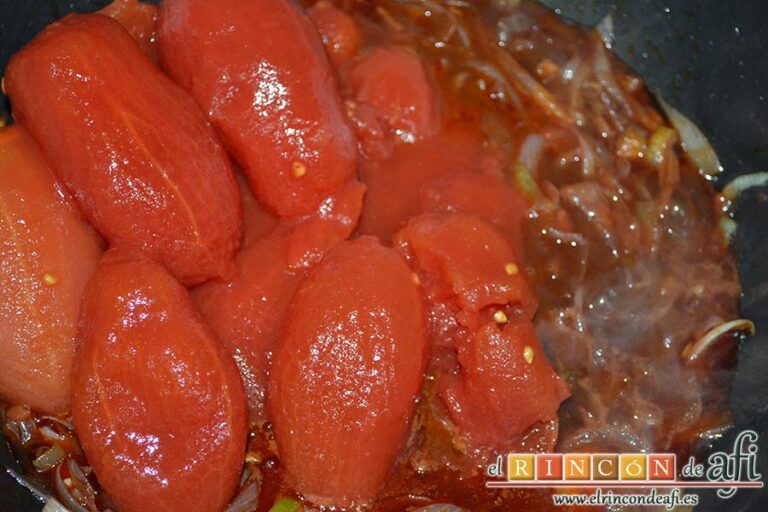 Gulasch de butifarras, añadir los tomates pelados