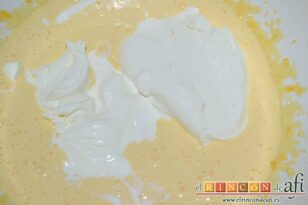 Pastel de manzana y mascarpone, añadir el queso mascarpone