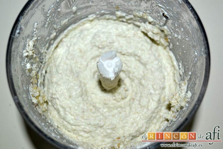 Pastel de quesos y nueces, incorporar el queso crema y seguir triturando