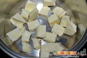 Turrón de queso brie y frutos secos, quitarle la costra, trocear y poner en un caldero