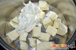 Turrón de queso brie y frutos secos, añadir la nata