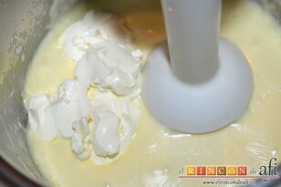 Turrón de queso brie y frutos secos, poner al fuego, añadir el queso crema e integrar con minipimer
