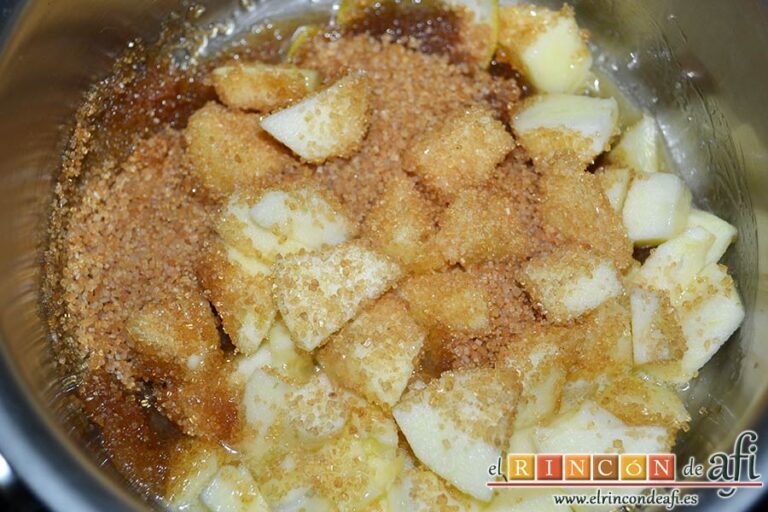 Empanadillas de hojaldre con manzana y canela, ponerlos en un cazo con la mantequilla derretida