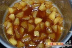 Empanadillas de hojaldre con manzana y canela, vigilar que el líquido no haya reducido