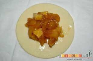 Empanadillas de hojaldre con manzana y canela, poner mezcla en cada base de abajo