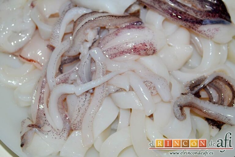 Guiso de calamares con verduras, limpiar los calamares y cortarlos en anillas
