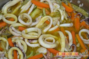 Guiso de calamares con verduras, añadir el curry y la cúrcuma