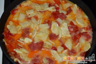 Tortilla de papas con cebolla, pimiento asado y chorizo, volcar la mezcla a la sartén