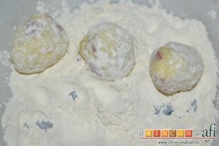 Bolas de papa con jamón y queso, formar bolas y pasarlas por harina