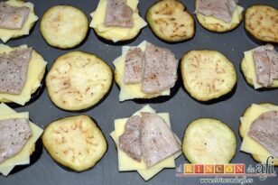 Emparedados de berenjena con queso y filetes de solomillo de cerdo, poner por encima trozos de filete