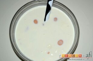 Pudding de Sobaos Pasiegos y dulce de leche, agregar la leche, la nata, la miel y las dos cucharadas colmadas de dulce de leche