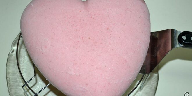 Tarta de fresas en molde de corazón en 3D