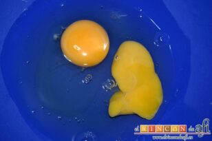 Tarta salada de puerros, poner en un bol los dos huevos