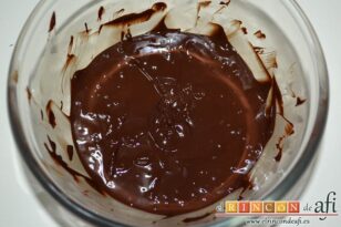 Cookies de chocolate indignantes de Martha Stewart, fundir la mantequilla con el chocolate