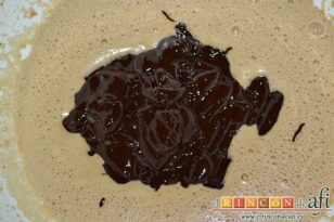 Cookies de chocolate indignantes de Martha Stewart, añadir la mezcla de mantequilla y chocolate