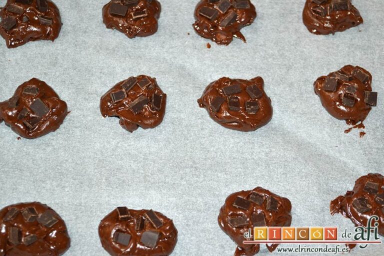 Cookies de chocolate indignantes de Martha Stewart, poner encima trocitos de chocolate negro