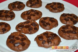 Cookies de chocolate indignantes de Martha Stewart, dejarlas enfriar