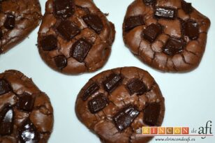 Cookies de chocolate indignantes de Martha Stewart, pasarlas a bandeja de presentación