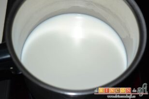 Crema de galletas María, poner en un calentador medio litro de leche