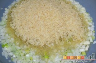 Arroz con gambones y alioli de perejil, añadir el arroz
