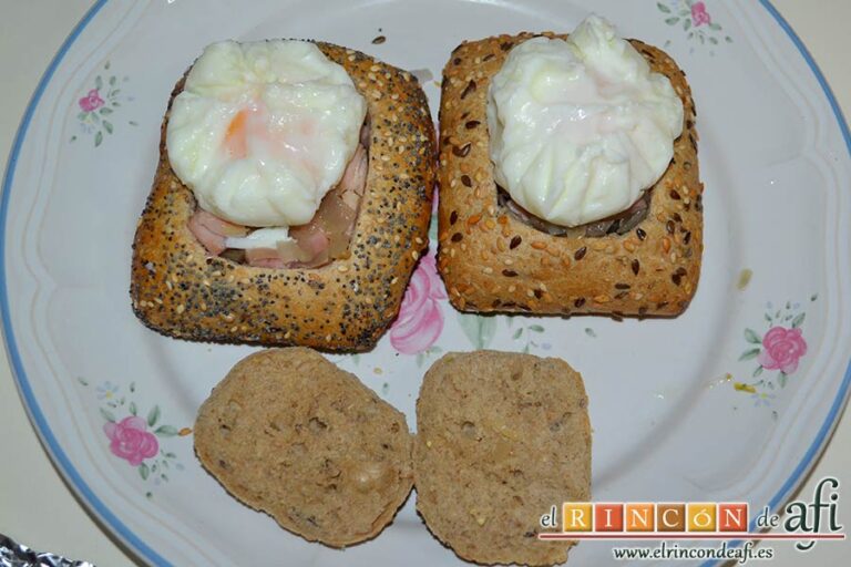 Cestos de pan y huevo con alioli de perejil, ponerlos encima de la fritura del relleno