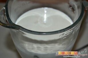 Crema de galletas María con dulce de leche, poner en un vaso americano la leche, la nata y el dulce de leche