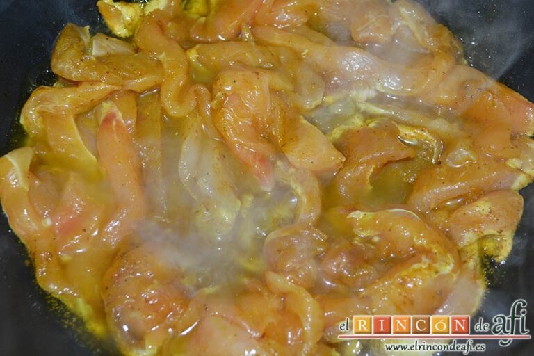 Filetes de pechuga de pollo marinados en especias morunas granadinas y verduras, poner en un wok los filetes marinados